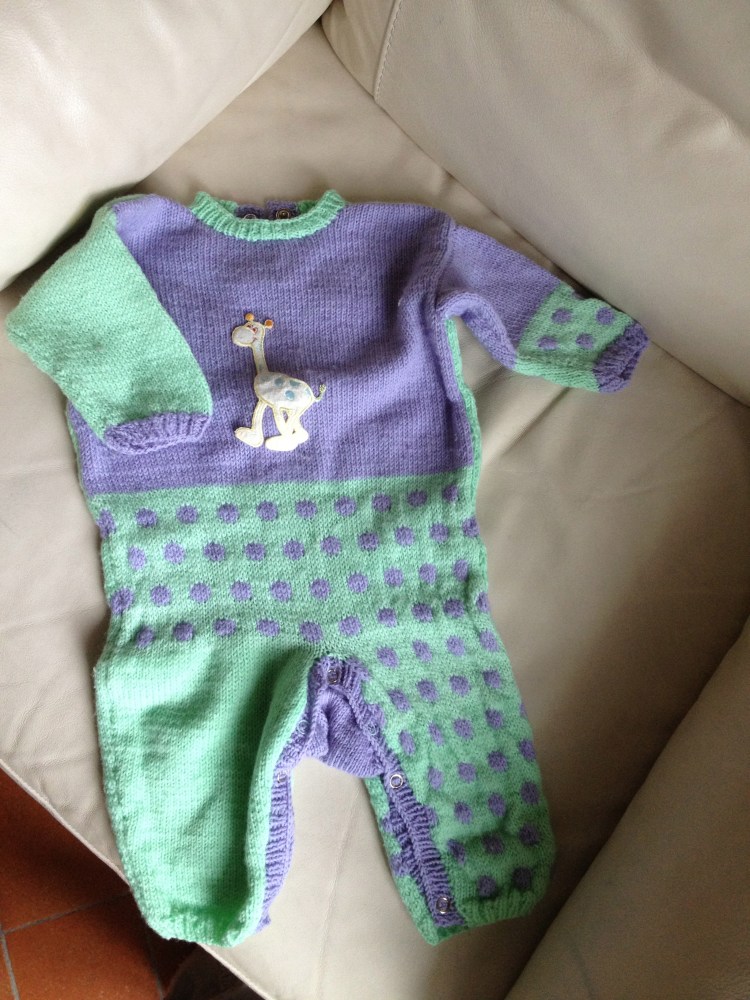 Tutina a maglia con giraffa a pois